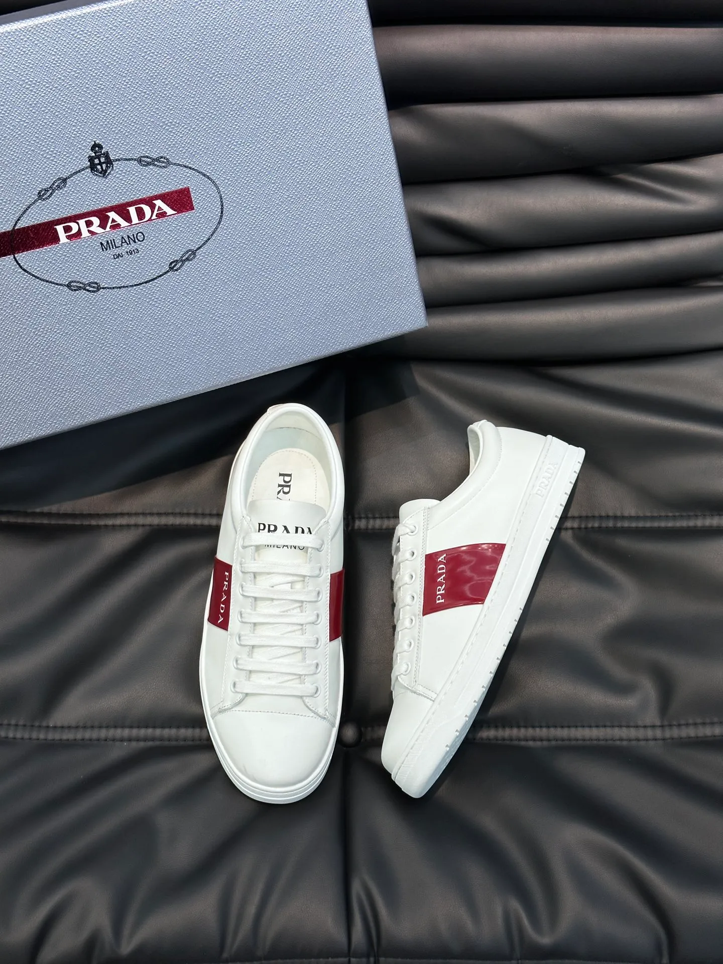 Men's shoes 💰p360 "Men's shoes 💰pRAD*" Prada's new high-end men's casual sports shoes. This leather sports shoe uses calfskin upper. The body of the shoe interprets the Prada letter brand logo from multiple angles. The brand logo is embellished on one side of the upper, all explaining the brand style. Sheepskin lining, lightweight, comfortable and durable! Size: 38-44